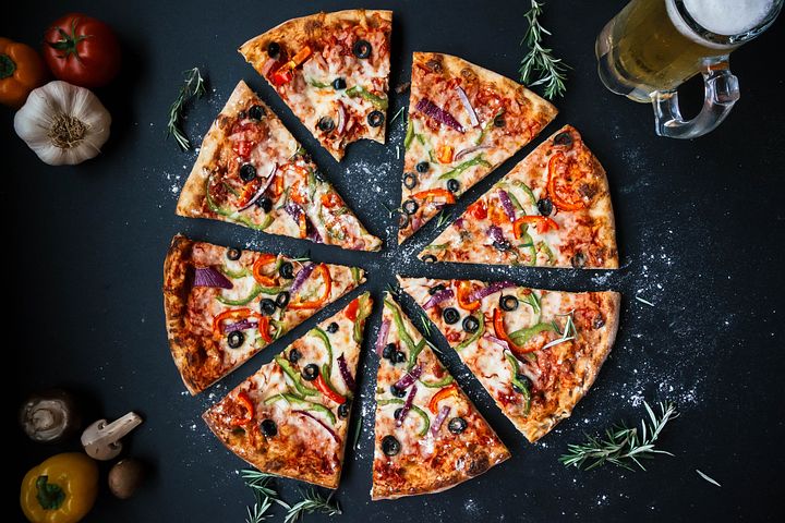 Pizza włoska – produkować w pojedynkę, czy wyłowić restaurację?